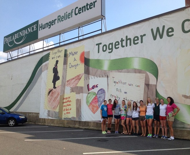 Swarthmore Volleyball Donates Time at Philabundance Hunger Relief Center
